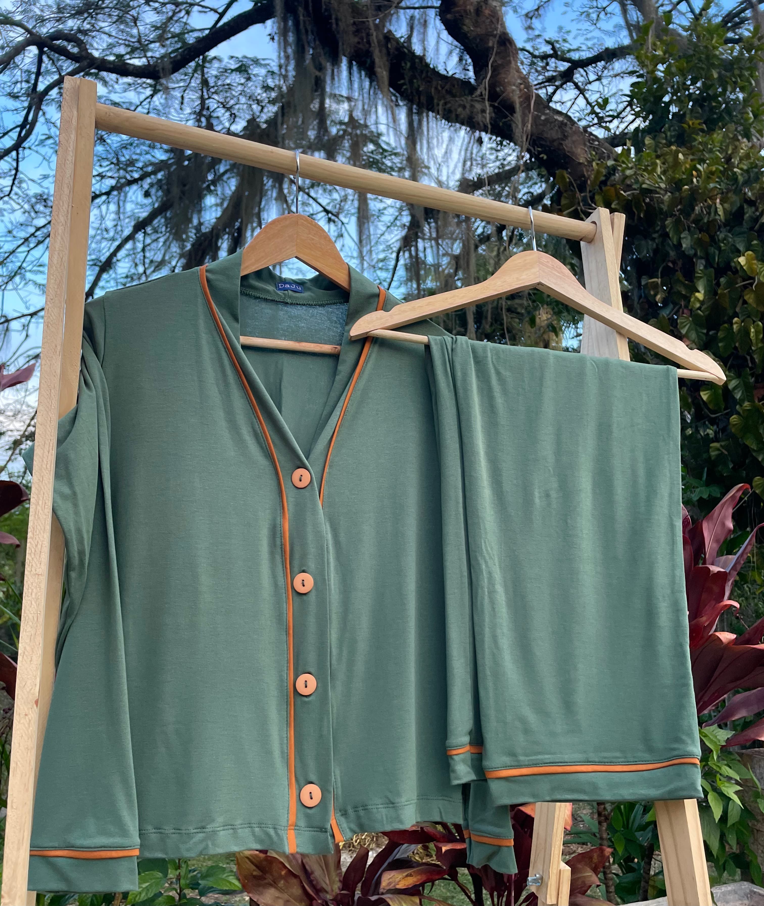 Pijama Americano Feminino Longo Verde Oliva com Detalhes Caramelo